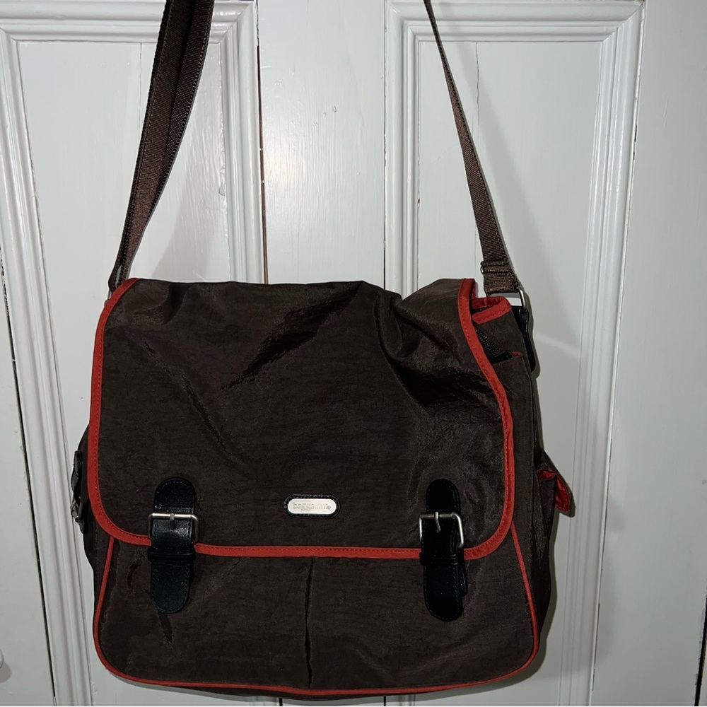 Baggallini Brown Messenger Travel Bag. Excellent condition